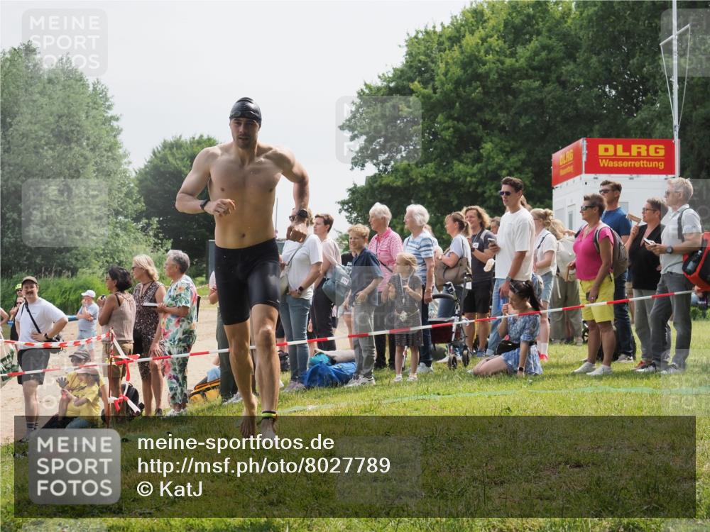 15.06.2025 - 27. Vierlanden-Triathlon KatJ http://msf.ph/oto/8027789 15.06.2025 11:01:31 Schwimmen 717, 808, 869 meine-sportfotos.de