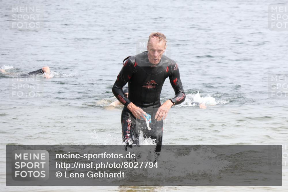 15.06.2025 - 27. Vierlanden-Triathlon Lena Gebhardt http://msf.ph/oto/8027794 15.06.2025 11:01:15 Schwimmen 808, 869 meine-sportfotos.de