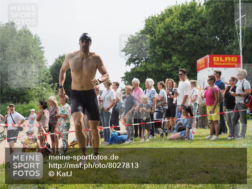 15.06.2025 - 27. Vierlanden-Triathlon KatJ http://msf.ph/oto/8027813 15.06.2025 11:01:31 Schwimmen 717, 808, 869 meine-sportfotos.de