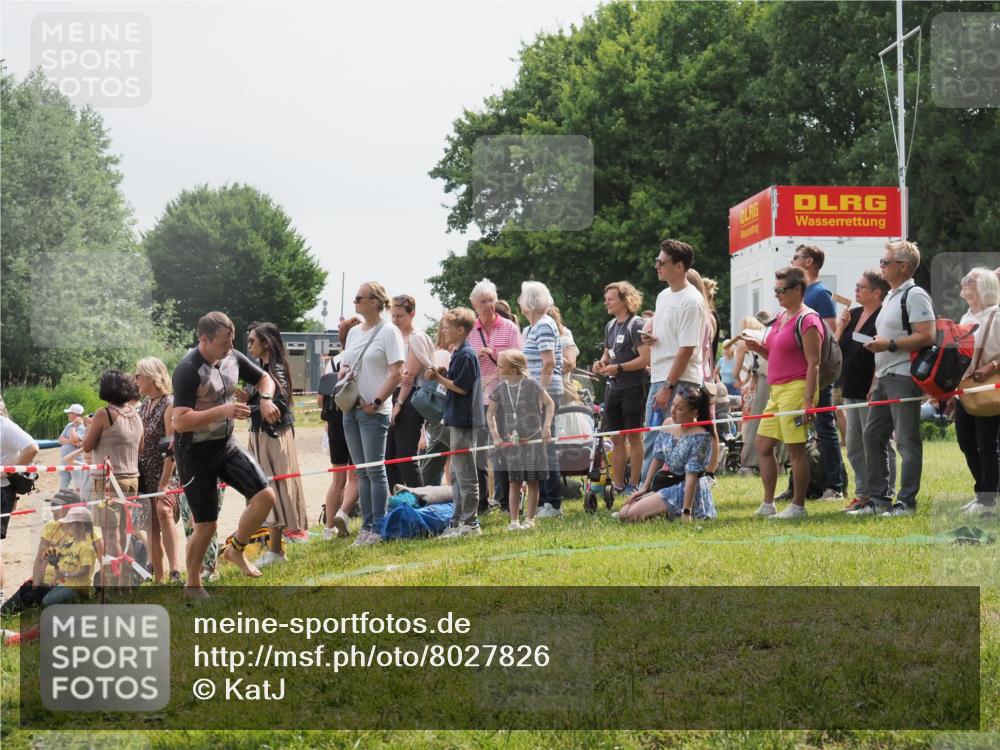 15.06.2025 - 27. Vierlanden-Triathlon KatJ http://msf.ph/oto/8027826 15.06.2025 11:01:39 Schwimmen 701, 717 meine-sportfotos.de