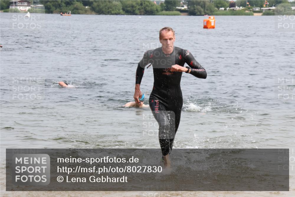 15.06.2025 - 27. Vierlanden-Triathlon Lena Gebhardt http://msf.ph/oto/8027830 15.06.2025 11:01:17 Schwimmen 717, 808, 869 meine-sportfotos.de