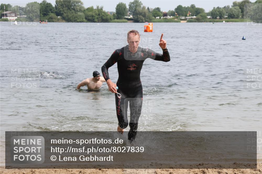 15.06.2025 - 27. Vierlanden-Triathlon Lena Gebhardt http://msf.ph/oto/8027839 15.06.2025 11:01:17 Schwimmen 717, 808, 869 meine-sportfotos.de