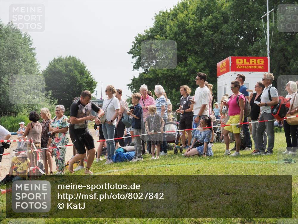 15.06.2025 - 27. Vierlanden-Triathlon KatJ http://msf.ph/oto/8027842 15.06.2025 11:01:39 Schwimmen 701, 717 meine-sportfotos.de