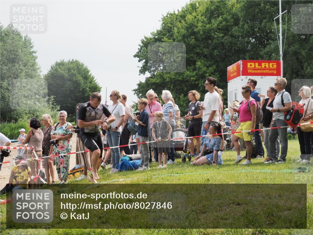15.06.2025 - 27. Vierlanden-Triathlon KatJ http://msf.ph/oto/8027846 15.06.2025 11:01:39 Schwimmen 701, 717 meine-sportfotos.de