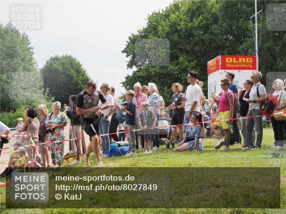 15.06.2025 - 27. Vierlanden-Triathlon KatJ http://msf.ph/oto/8027849 15.06.2025 11:01:39 Schwimmen 701, 717 meine-sportfotos.de
