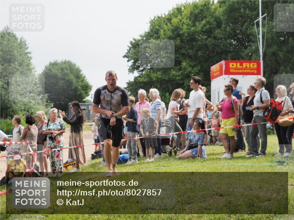 15.06.2025 - 27. Vierlanden-Triathlon KatJ http://msf.ph/oto/8027857 15.06.2025 11:01:40 Schwimmen 701 meine-sportfotos.de