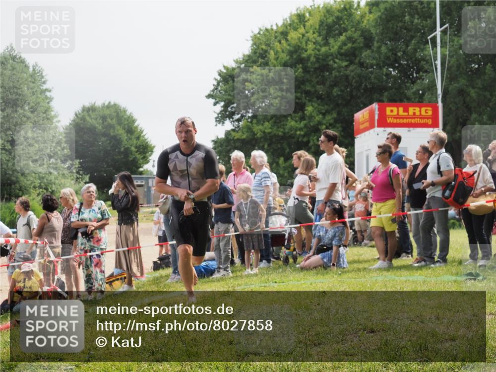 15.06.2025 - 27. Vierlanden-Triathlon KatJ http://msf.ph/oto/8027858 15.06.2025 11:01:40 Schwimmen 701 meine-sportfotos.de