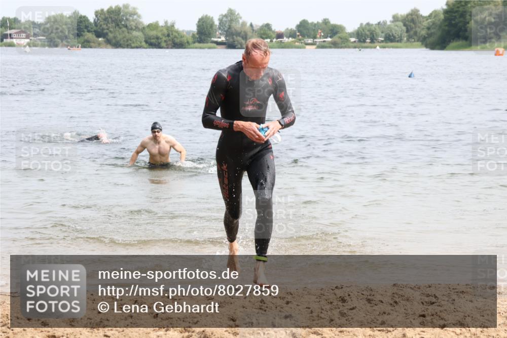 15.06.2025 - 27. Vierlanden-Triathlon Lena Gebhardt http://msf.ph/oto/8027859 15.06.2025 11:01:18 Schwimmen 717, 808, 869 meine-sportfotos.de