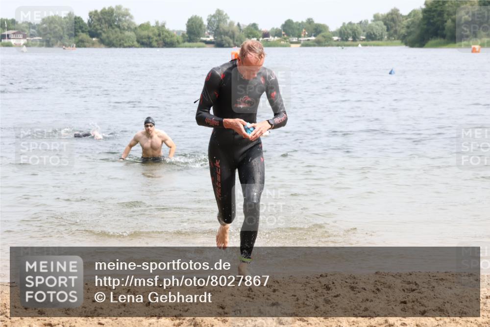 15.06.2025 - 27. Vierlanden-Triathlon Lena Gebhardt http://msf.ph/oto/8027867 15.06.2025 11:01:18 Schwimmen 717, 808, 869 meine-sportfotos.de