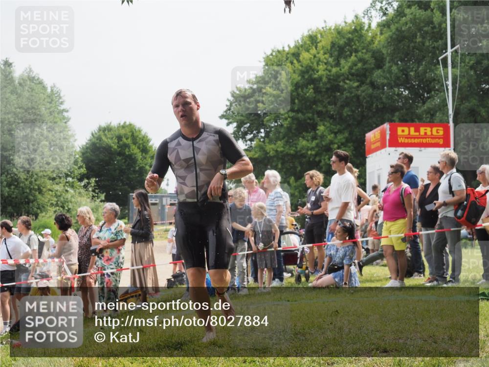 15.06.2025 - 27. Vierlanden-Triathlon KatJ http://msf.ph/oto/8027884 15.06.2025 11:01:41 Schwimmen 701 meine-sportfotos.de