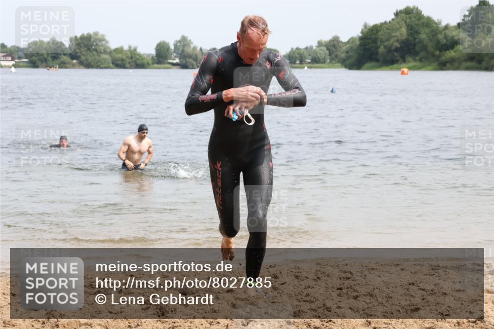 15.06.2025 - 27. Vierlanden-Triathlon Lena Gebhardt http://msf.ph/oto/8027885 15.06.2025 11:01:18 Schwimmen 717, 808, 869 meine-sportfotos.de