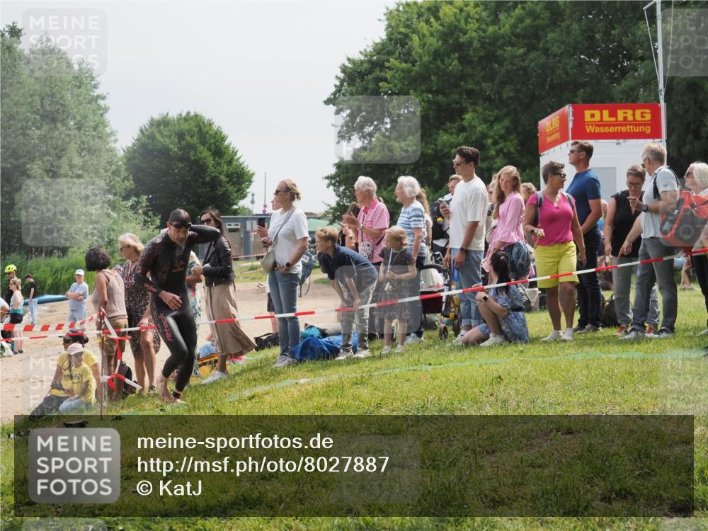 15.06.2025 - 27. Vierlanden-Triathlon KatJ http://msf.ph/oto/8027887 15.06.2025 11:02:00 Schwimmen 867 meine-sportfotos.de