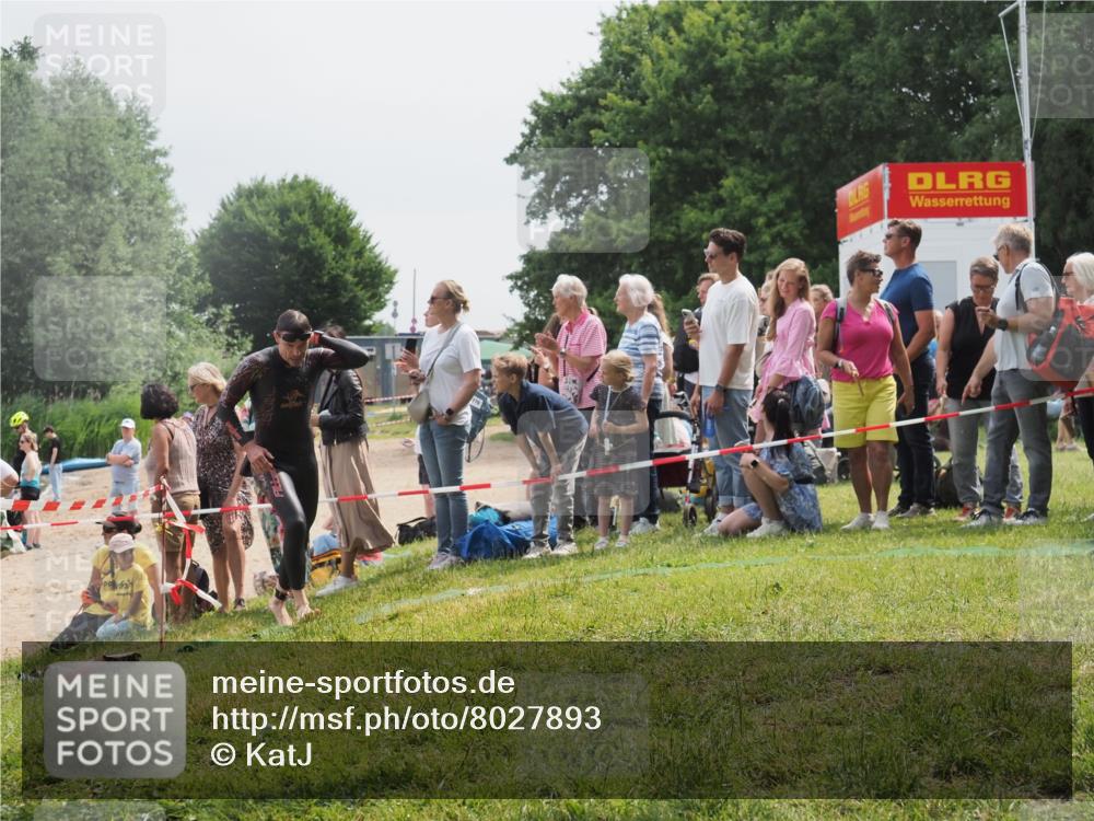 15.06.2025 - 27. Vierlanden-Triathlon KatJ http://msf.ph/oto/8027893 15.06.2025 11:02:00 Schwimmen 867 meine-sportfotos.de