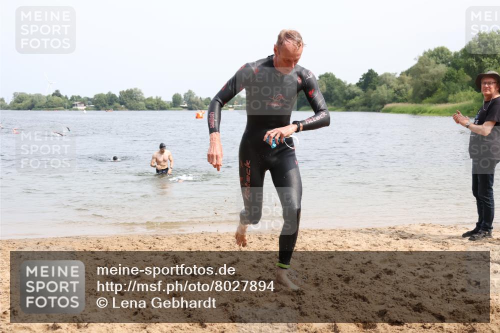 15.06.2025 - 27. Vierlanden-Triathlon Lena Gebhardt http://msf.ph/oto/8027894 15.06.2025 11:01:19 Schwimmen 717, 808, 869 meine-sportfotos.de