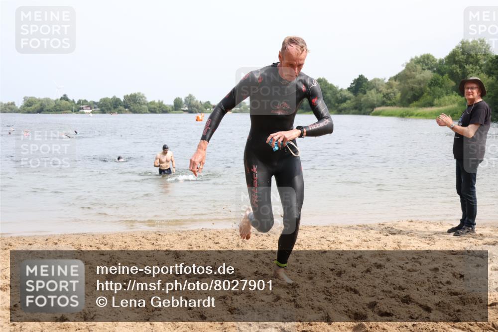 15.06.2025 - 27. Vierlanden-Triathlon Lena Gebhardt http://msf.ph/oto/8027901 15.06.2025 11:01:19 Schwimmen 717, 808, 869 meine-sportfotos.de