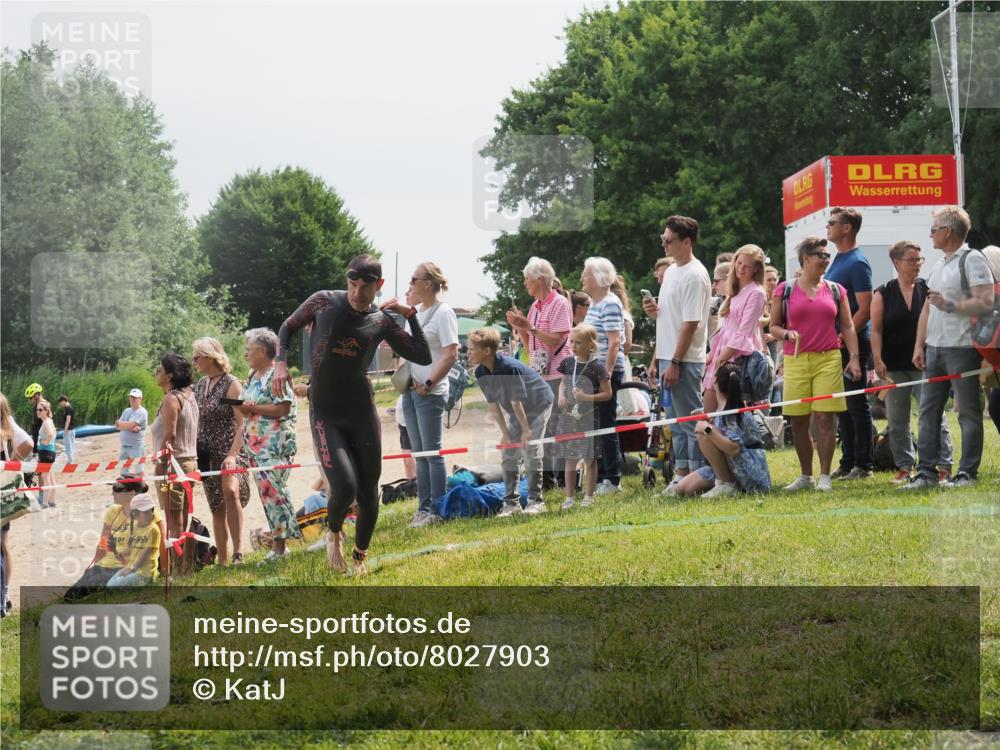 15.06.2025 - 27. Vierlanden-Triathlon KatJ http://msf.ph/oto/8027903 15.06.2025 11:02:01 Schwimmen 867 meine-sportfotos.de