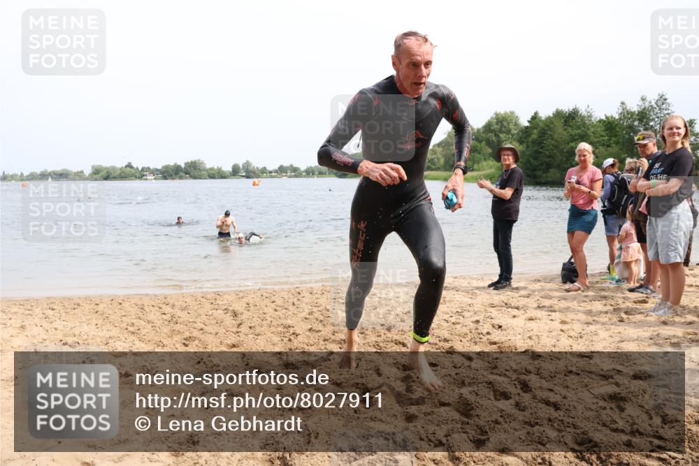 15.06.2025 - 27. Vierlanden-Triathlon Lena Gebhardt http://msf.ph/oto/8027911 15.06.2025 11:01:20 Schwimmen 717, 808, 869 meine-sportfotos.de