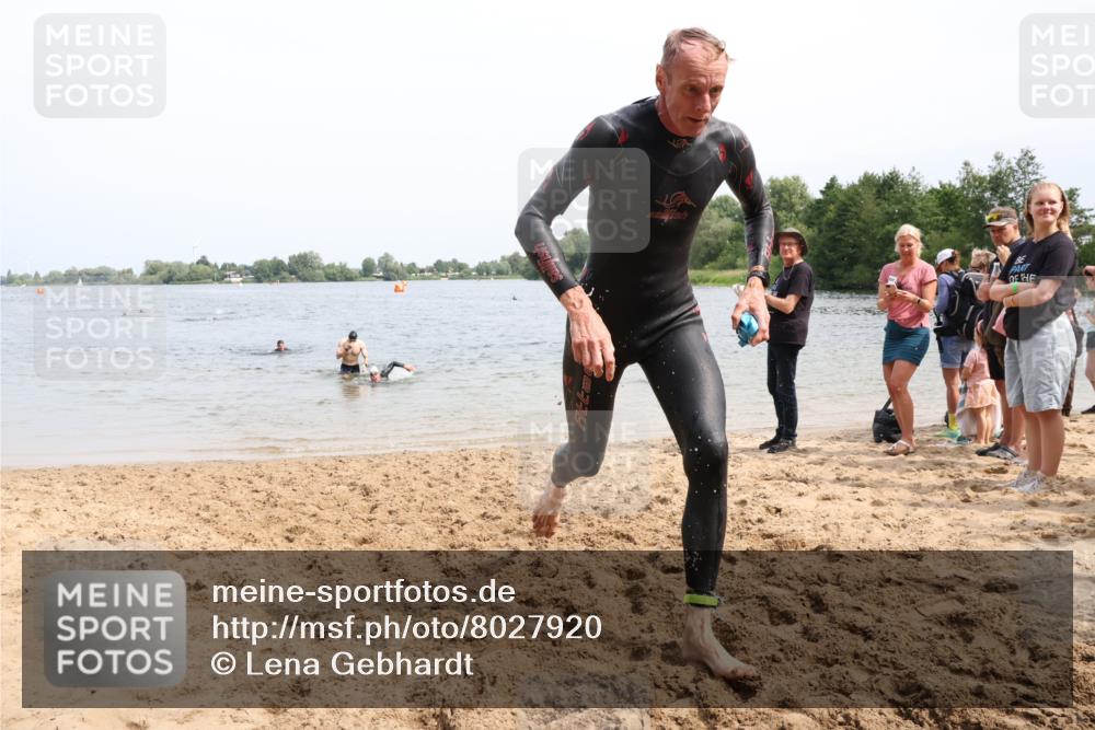 15.06.2025 - 27. Vierlanden-Triathlon Lena Gebhardt http://msf.ph/oto/8027920 15.06.2025 11:01:20 Schwimmen 717, 808, 869 meine-sportfotos.de