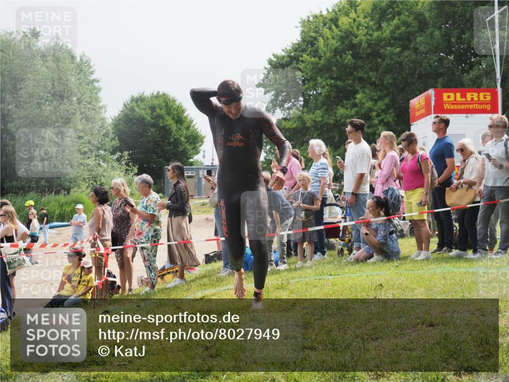 15.06.2025 - 27. Vierlanden-Triathlon KatJ http://msf.ph/oto/8027949 15.06.2025 11:02:02 Schwimmen 867 meine-sportfotos.de