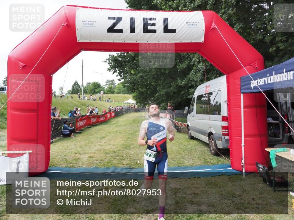 21.06.2025 - 27. Vierlanden-Triathlon MichiJ http://msf.ph/oto/8027953 15.06.2026 12:10:17 Ziel 775 meine-sportfotos.de