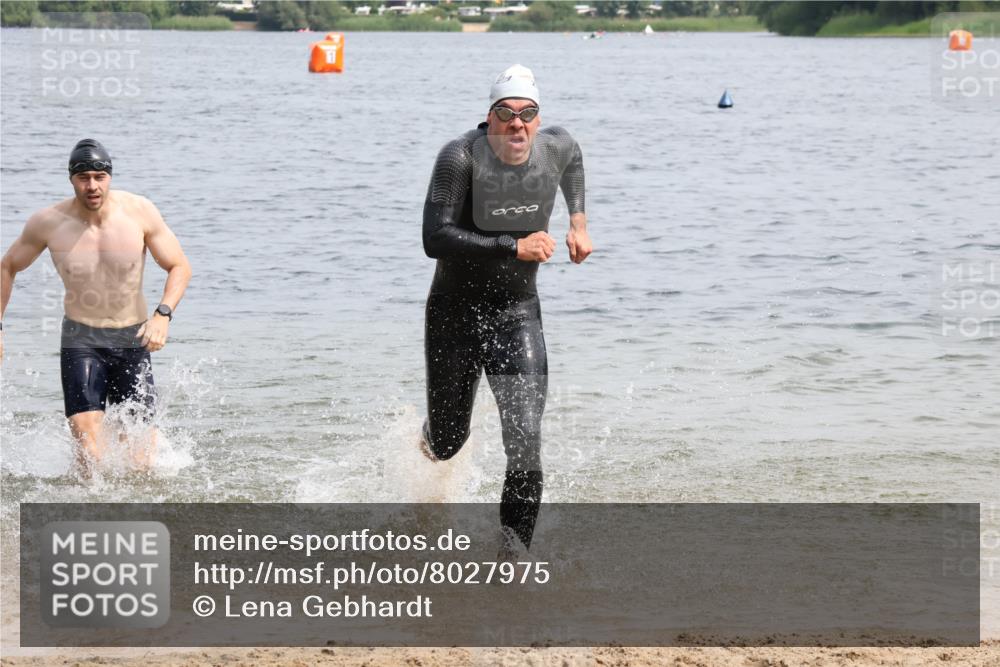 15.06.2025 - 27. Vierlanden-Triathlon Lena Gebhardt http://msf.ph/oto/8027975 15.06.2025 11:01:23 Schwimmen 717, 808, 869 meine-sportfotos.de