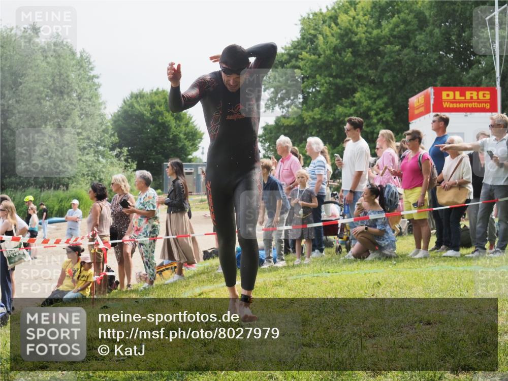15.06.2025 - 27. Vierlanden-Triathlon KatJ http://msf.ph/oto/8027979 15.06.2025 11:02:03 Schwimmen 867 meine-sportfotos.de