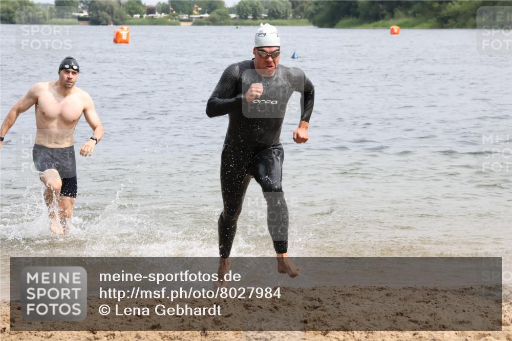15.06.2025 - 27. Vierlanden-Triathlon Lena Gebhardt http://msf.ph/oto/8027984 15.06.2025 11:01:24 Schwimmen 717, 808, 869 meine-sportfotos.de