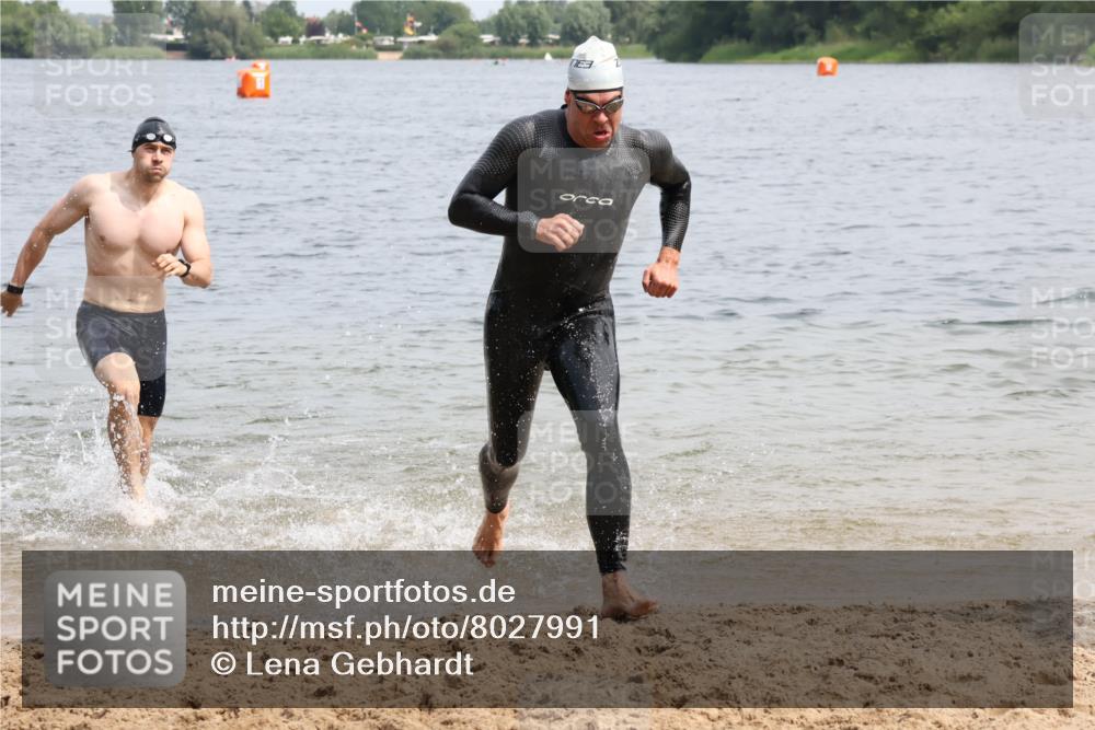 15.06.2025 - 27. Vierlanden-Triathlon Lena Gebhardt http://msf.ph/oto/8027991 15.06.2025 11:01:24 Schwimmen 717, 808, 869 meine-sportfotos.de
