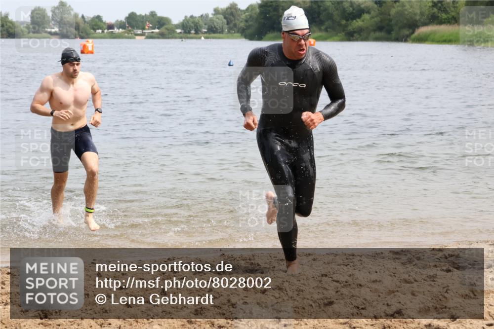 15.06.2025 - 27. Vierlanden-Triathlon Lena Gebhardt http://msf.ph/oto/8028002 15.06.2025 11:01:25 Schwimmen 717, 808, 869 meine-sportfotos.de