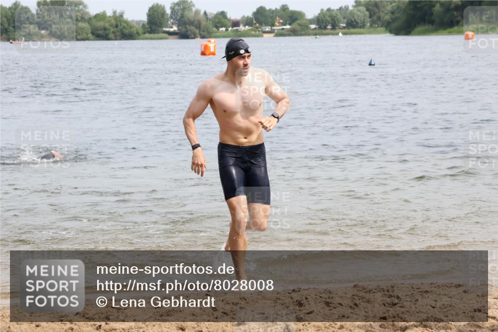 15.06.2025 - 27. Vierlanden-Triathlon Lena Gebhardt http://msf.ph/oto/8028008 15.06.2025 11:01:25 Schwimmen 717, 808, 869 meine-sportfotos.de