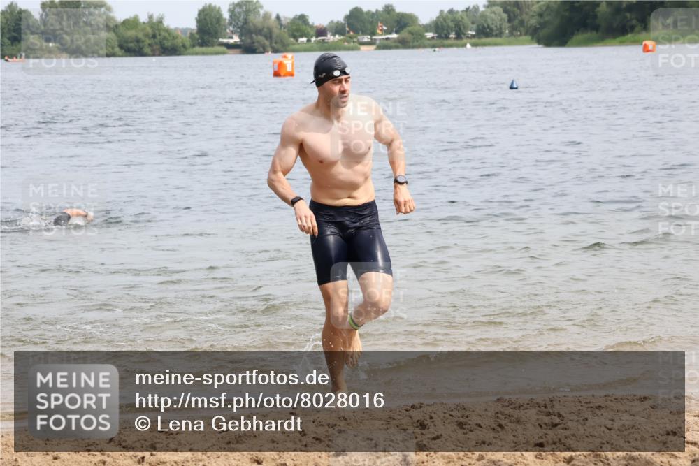 15.06.2025 - 27. Vierlanden-Triathlon Lena Gebhardt http://msf.ph/oto/8028016 15.06.2025 11:01:25 Schwimmen 717, 808, 869 meine-sportfotos.de