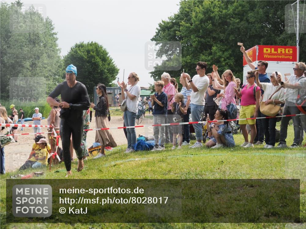 15.06.2025 - 27. Vierlanden-Triathlon KatJ http://msf.ph/oto/8028017 15.06.2025 11:02:16 Schwimmen 734, 851 meine-sportfotos.de