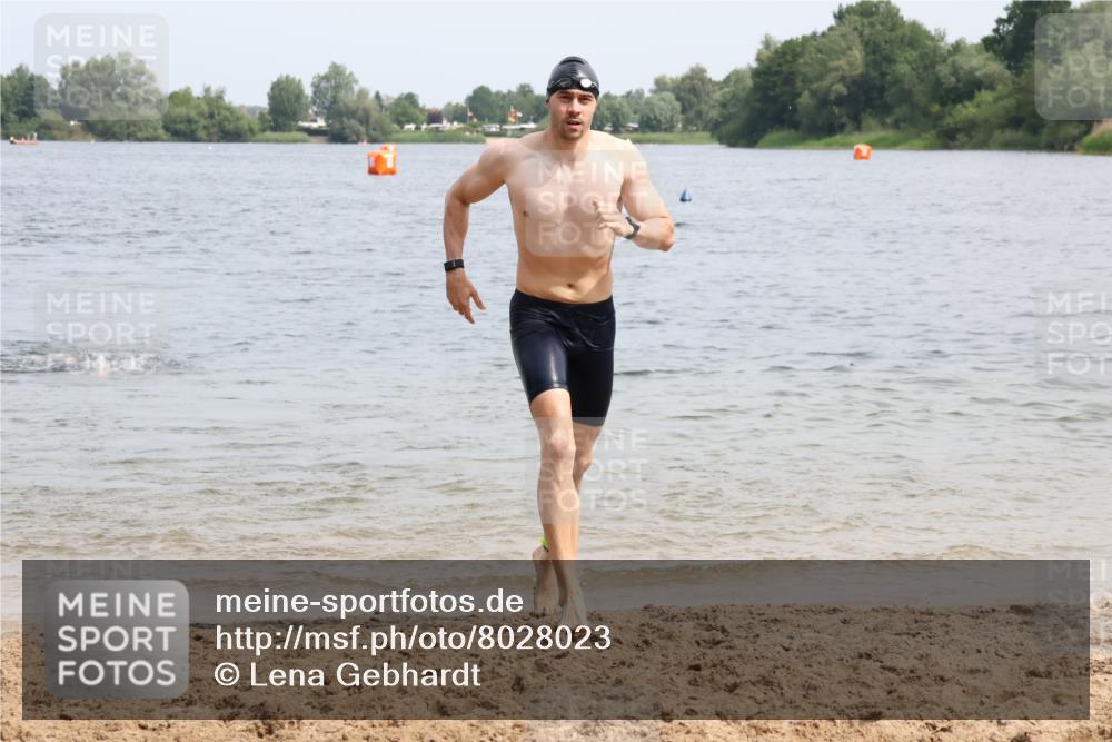 15.06.2025 - 27. Vierlanden-Triathlon Lena Gebhardt http://msf.ph/oto/8028023 15.06.2025 11:01:26 Schwimmen 701, 717, 808, 869 meine-sportfotos.de