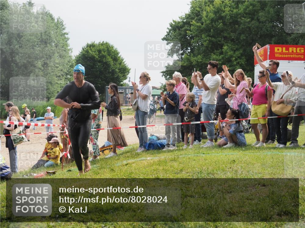 15.06.2025 - 27. Vierlanden-Triathlon KatJ http://msf.ph/oto/8028024 15.06.2025 11:02:16 Schwimmen 734, 851 meine-sportfotos.de
