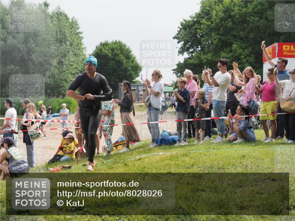 15.06.2025 - 27. Vierlanden-Triathlon KatJ http://msf.ph/oto/8028026 15.06.2025 11:02:16 Schwimmen 734, 851 meine-sportfotos.de