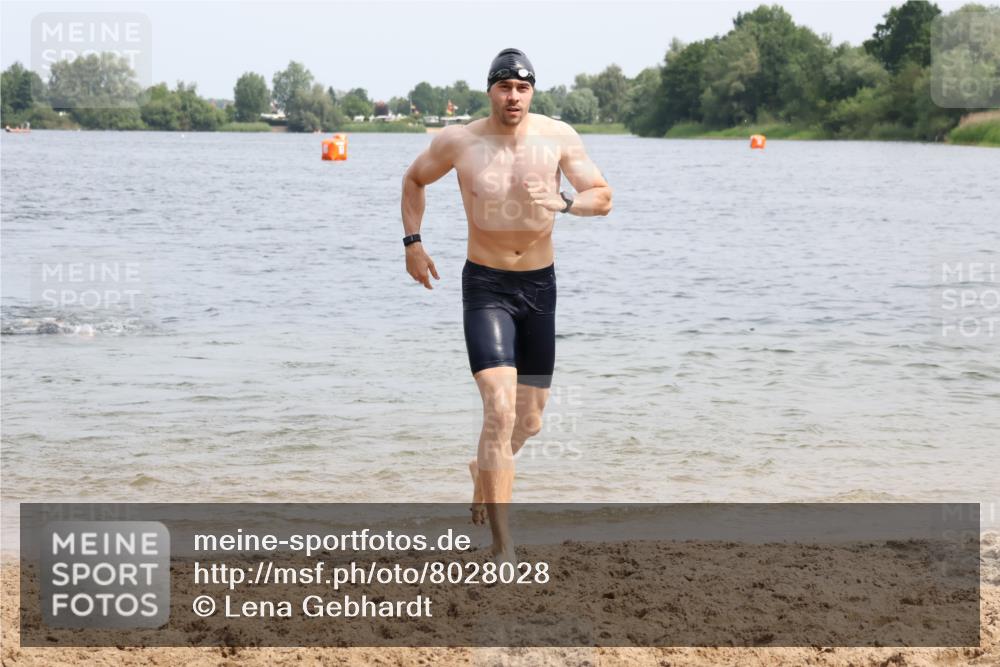 15.06.2025 - 27. Vierlanden-Triathlon Lena Gebhardt http://msf.ph/oto/8028028 15.06.2025 11:01:26 Schwimmen 701, 717, 808, 869 meine-sportfotos.de