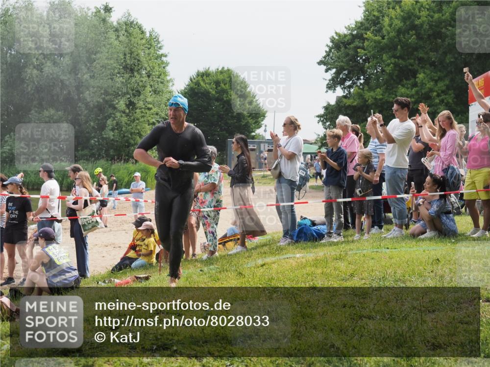 15.06.2025 - 27. Vierlanden-Triathlon KatJ http://msf.ph/oto/8028033 15.06.2025 11:02:17 Schwimmen 734, 851 meine-sportfotos.de
