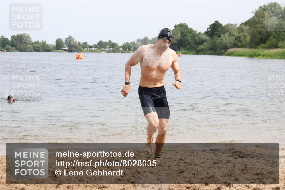 15.06.2025 - 27. Vierlanden-Triathlon Lena Gebhardt http://msf.ph/oto/8028035 15.06.2025 11:01:26 Schwimmen 701, 717, 808, 869 meine-sportfotos.de