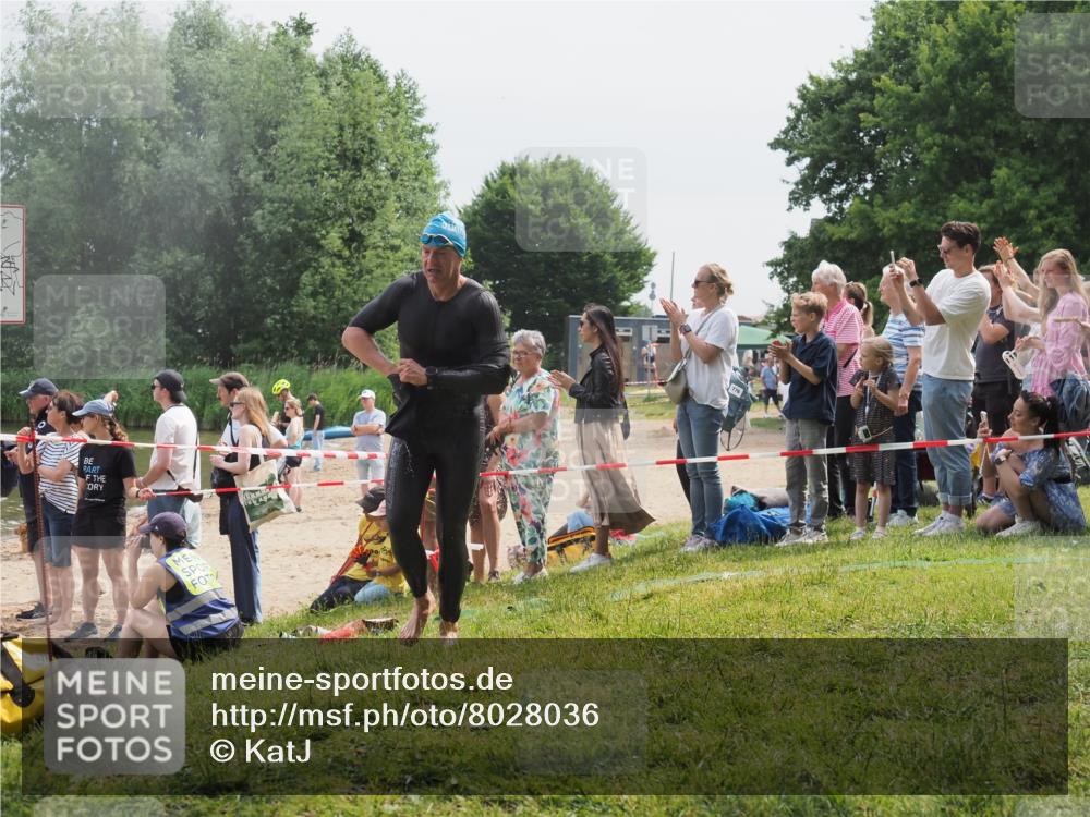 15.06.2025 - 27. Vierlanden-Triathlon KatJ http://msf.ph/oto/8028036 15.06.2025 11:02:17 Schwimmen 734, 851 meine-sportfotos.de