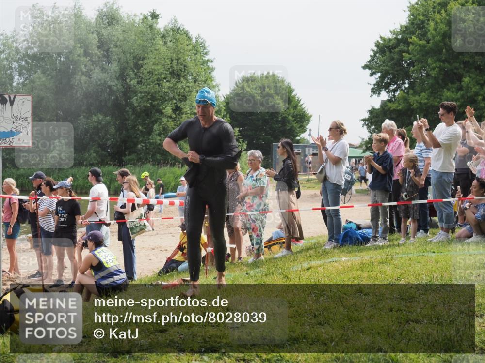 15.06.2025 - 27. Vierlanden-Triathlon KatJ http://msf.ph/oto/8028039 15.06.2025 11:02:17 Schwimmen 734, 851 meine-sportfotos.de