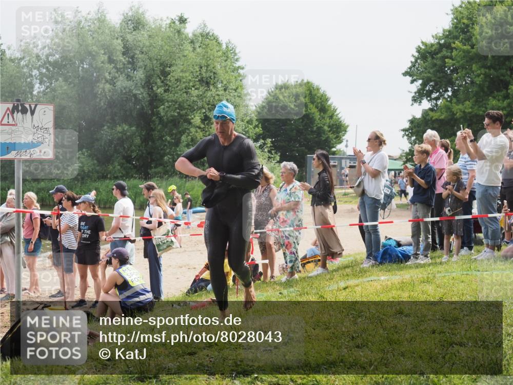 15.06.2025 - 27. Vierlanden-Triathlon KatJ http://msf.ph/oto/8028043 15.06.2025 11:02:17 Schwimmen 734, 851 meine-sportfotos.de