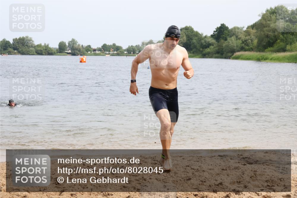 15.06.2025 - 27. Vierlanden-Triathlon Lena Gebhardt http://msf.ph/oto/8028045 15.06.2025 11:01:26 Schwimmen 701, 717, 808, 869 meine-sportfotos.de