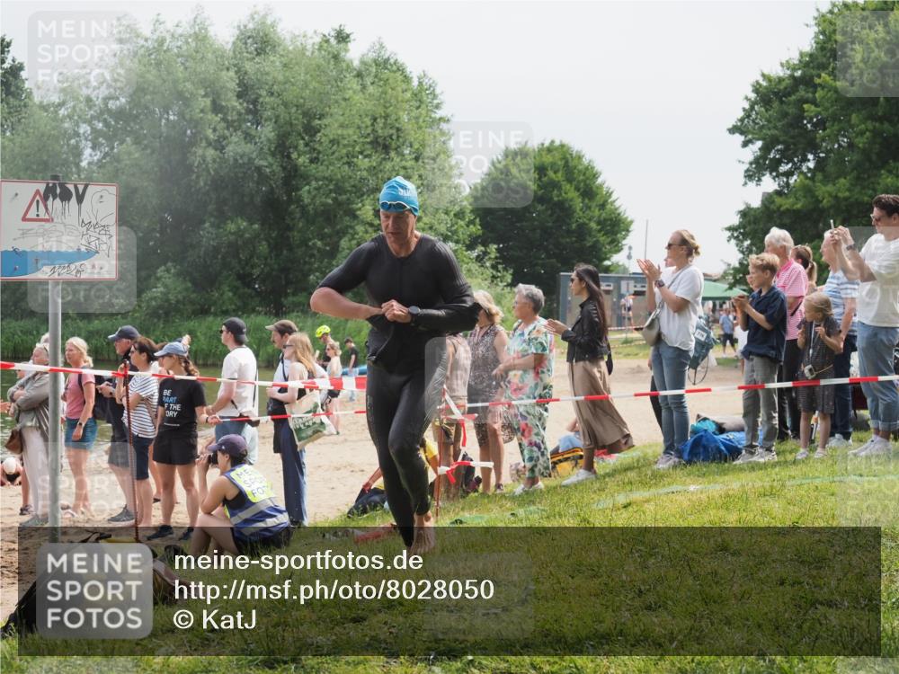 15.06.2025 - 27. Vierlanden-Triathlon KatJ http://msf.ph/oto/8028050 15.06.2025 11:02:17 Schwimmen 734, 851 meine-sportfotos.de