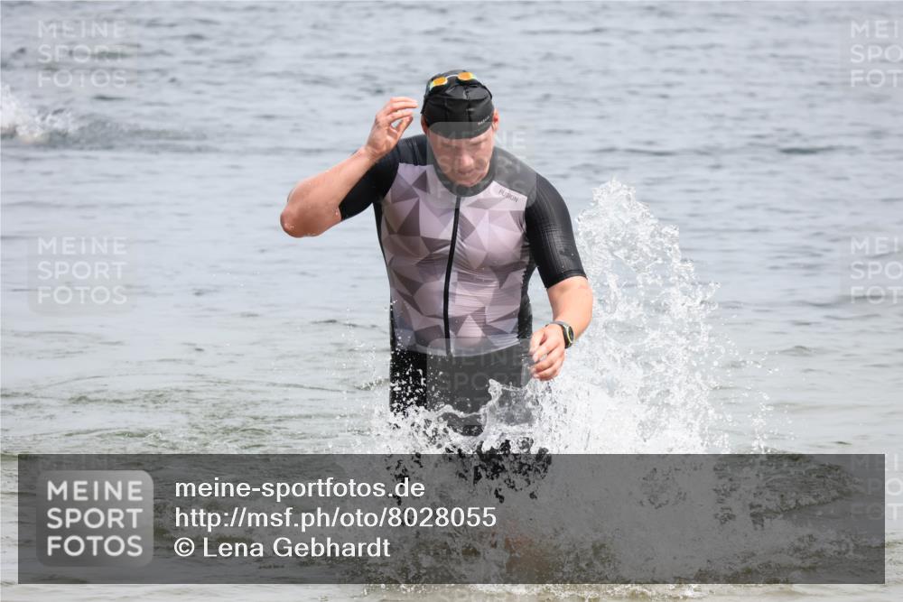 15.06.2025 - 27. Vierlanden-Triathlon Lena Gebhardt http://msf.ph/oto/8028055 15.06.2025 11:01:32 Schwimmen 701, 717, 869 meine-sportfotos.de