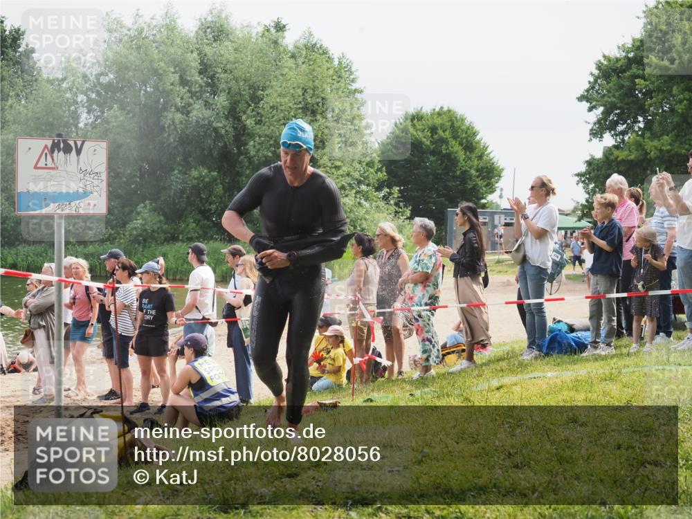15.06.2025 - 27. Vierlanden-Triathlon KatJ http://msf.ph/oto/8028056 15.06.2025 11:02:17 Schwimmen 734, 851 meine-sportfotos.de