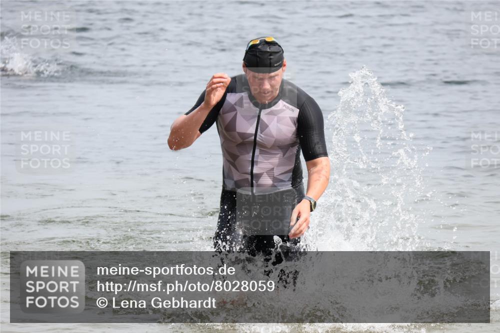 15.06.2025 - 27. Vierlanden-Triathlon Lena Gebhardt http://msf.ph/oto/8028059 15.06.2025 11:01:32 Schwimmen 701, 717, 869 meine-sportfotos.de