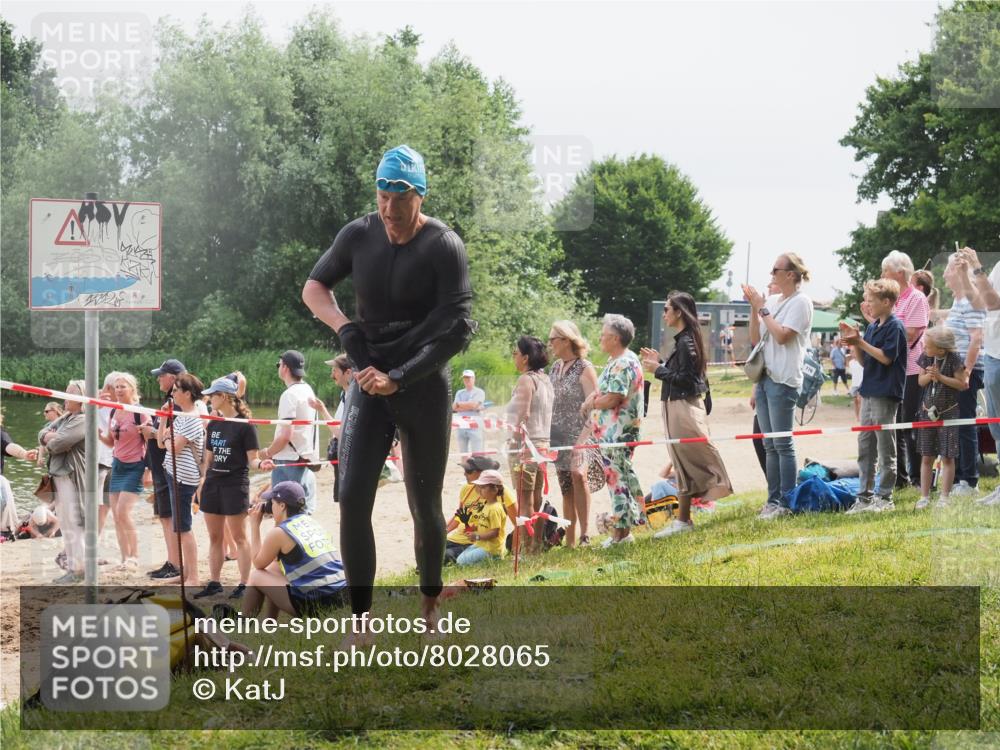15.06.2025 - 27. Vierlanden-Triathlon KatJ http://msf.ph/oto/8028065 15.06.2025 11:02:17 Schwimmen 734, 851 meine-sportfotos.de