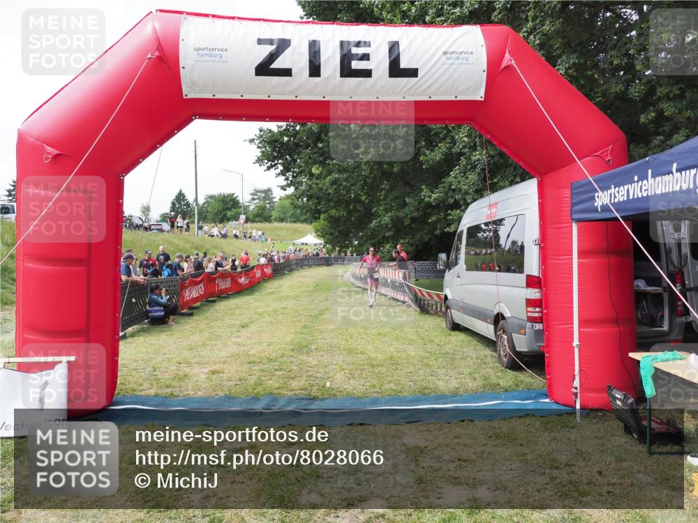 21.06.2025 - 27. Vierlanden-Triathlon MichiJ http://msf.ph/oto/8028066 15.06.2026 12:11:53 Ziel 158 meine-sportfotos.de
