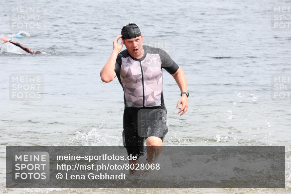 15.06.2025 - 27. Vierlanden-Triathlon Lena Gebhardt http://msf.ph/oto/8028068 15.06.2025 11:01:33 Schwimmen 701, 717, 869 meine-sportfotos.de