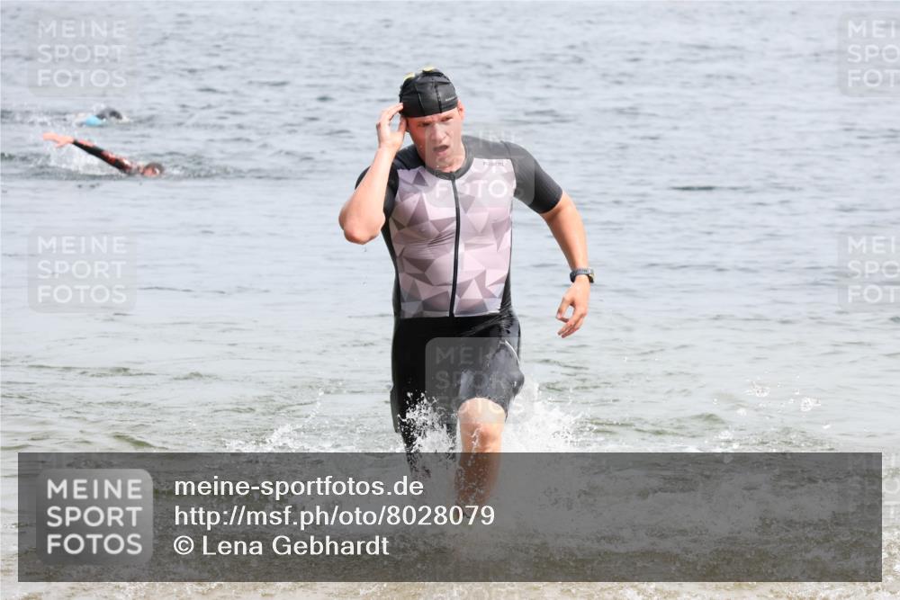 15.06.2025 - 27. Vierlanden-Triathlon Lena Gebhardt http://msf.ph/oto/8028079 15.06.2025 11:01:33 Schwimmen 701, 717, 869 meine-sportfotos.de